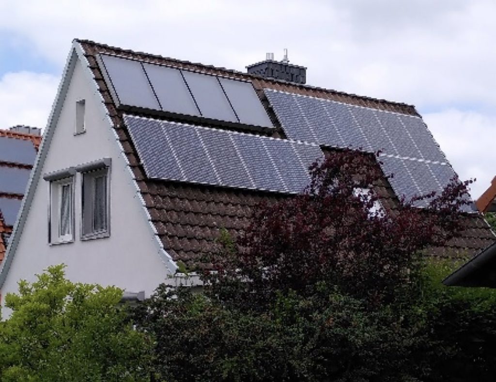 Dach mit PV und Solarthermie-Modulen