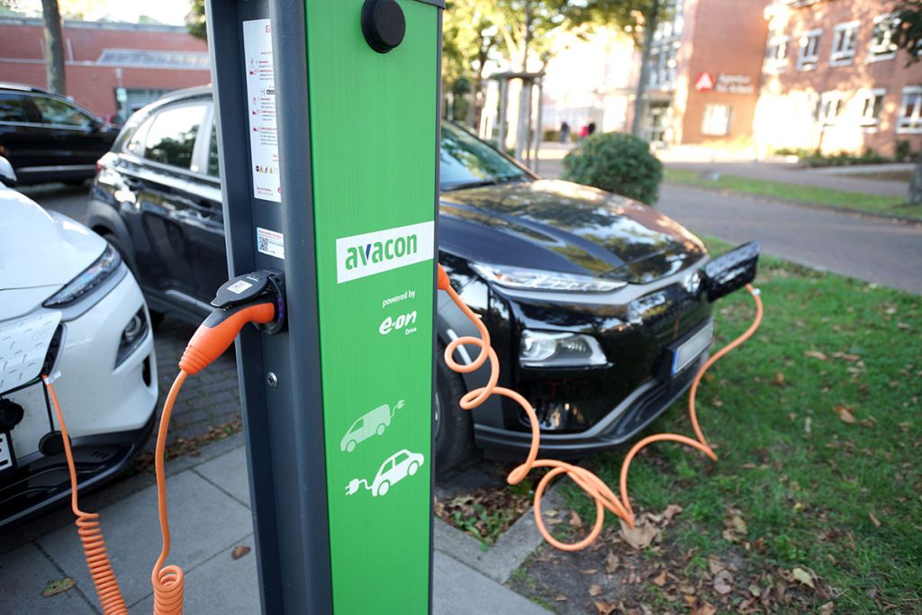 Ladesäule für Elektroautos vor dem Theater Lüneburg